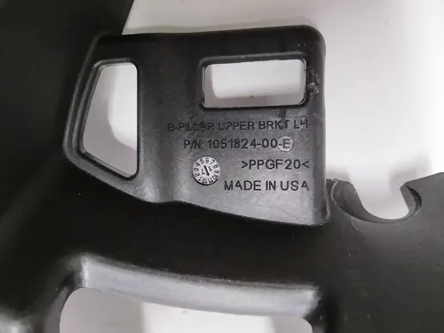 6 Držák obložení B sloupku vlevo nahoře Tesla Model X 1056079-00-E