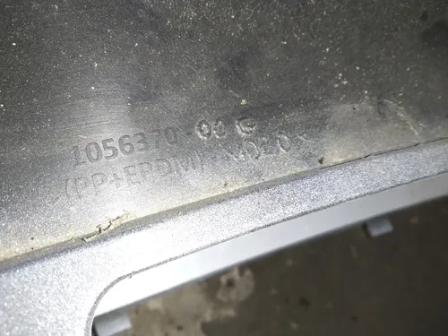損傷のある6つのPPSWパーキングセンサー（組み立て済み）用のフロントバンパーTeslaモデルS REST 1056370-S4-A