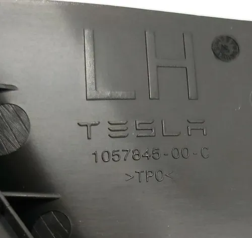 13 Bumperplug linksvoor (afdekking) (onder de haak) Tesla model S REST 1057845-00-C