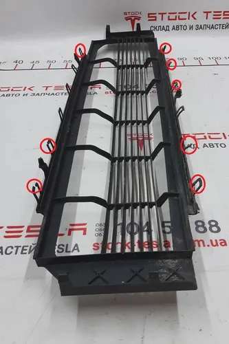 1 1058022-00-B y Dekorativt galler för huvudkylaren (främre stötfångare) med skada Tesla modell S REST 1058022-00-B