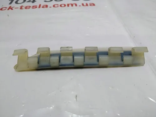 11 Кронштейн накладки панелі двірників лівий гумової Tesla Model X, Model X Mar 2021, Model X June 2025 1063006-00-C