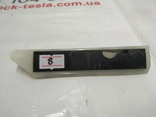 11 Кронштейн накладки панелі двірників лівий гумової Tesla Model X, Model X Mar 2021, Model X June 2025 1063006-00-C