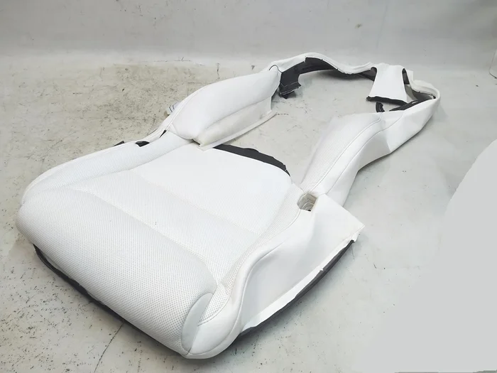 Обшивка нижньої частини одинарного правого сидіння 2-го ряду LUX ULTRA WHTE Tesla Model X 1076089