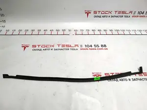 Ущільнювач двері задніх лівих нижній Tesla model X 1069003-00-C