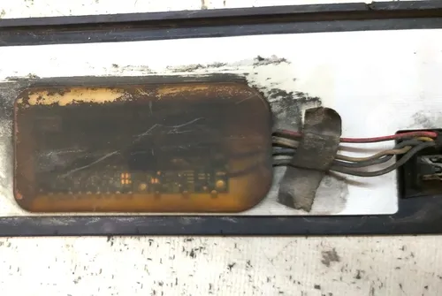 Накладка дверей задньої лівої зовнішня нижня з датчиком Tesla model X 1097663-00-B 1063444-00-B 1067553-00-B