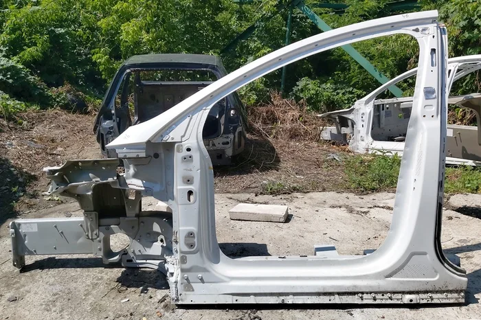 3 Кузов бічна частина ліва A/B у зборі з лонжероном, склянкою та полицею крила Tesla model X 1069415-S0-E