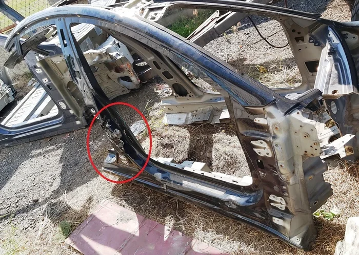 2 Кузовна панель стійок А/В права PBSB з пошкодженням Tesla model 3 1073674-S0-A