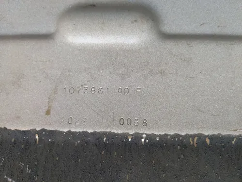 特斯拉3型损坏的后袋，型号2024 1095966-S.176527-S0-A