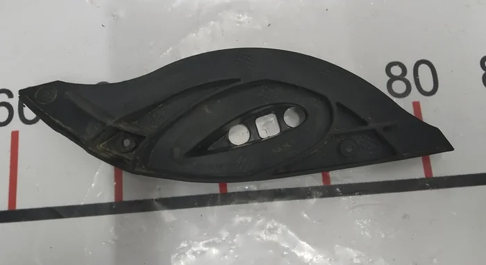 Підстава опори спойлера пасивного ліве верхнє Tesla model X 1076721-00-C