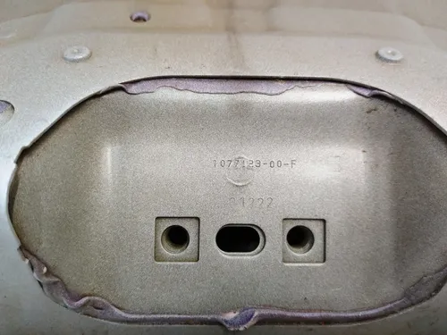 Tesla Model 3에 손상된 신체의 후면 패널, 모델 3 1 월 2024 1077958-s.0