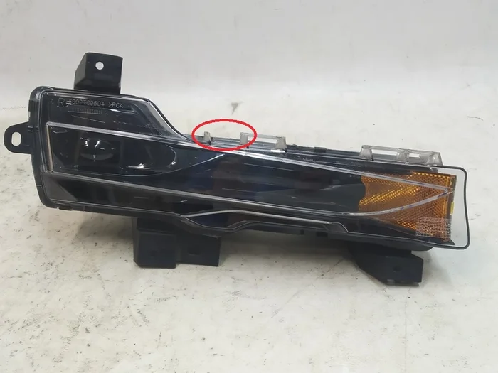 Rechter Nebelscheinwerfer SAE BASE leer (beschädigt) Tesla Model 3 1077390-00-F