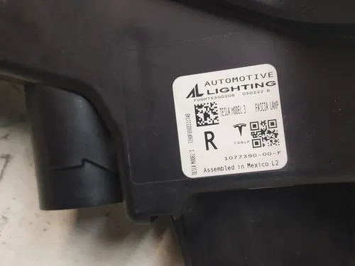 Rechter Nebelscheinwerfer SAE BASE leer (beschädigt) Tesla Model 3 1077390-00-F