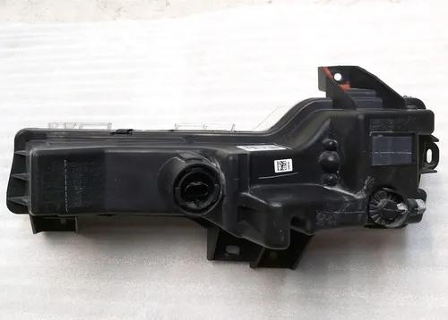 Lampa przeciwmgielna prawa (pełna) UP-LEVEL ze śladami zalania Tesla model 3 1077392-00-E