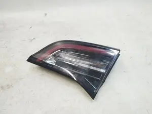 Ліхтар правий внутрішній 3 pin Tesla MODEL 3 (GLOBAL), MODEL Y (USA) 1077402-00-G