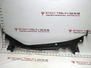 1081676-00-G Rivestimento del tergicristallo sotto il cofano per Tesla. Pezzi di ricambio originali a un prezzo accessibile, realizzati nella fabbrica di un produttore americano di auto popolari. La copertura per i tergicristalli del vano motore è destina