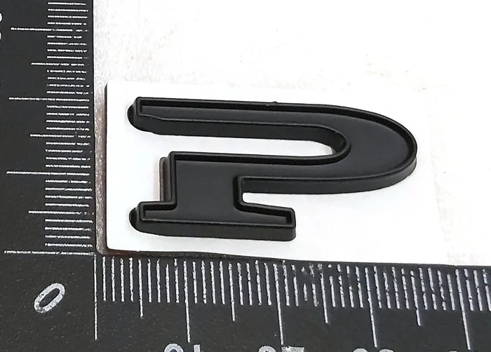 行李箱盖“P”标志黑色 Tesla 型号 S、型号 S REST、型号 X 1083138-00-B