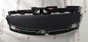 1083401-05-J Plastikowa ramka tablicy przyrządów z zespołem torpedowym do Tesli Model 3. Jeden z głównych elementów wykończenia wnętrza amerykańskiego samochodu elektrycznego. Wszystkie części Tesli, w tym zespół deski rozdzielczej (z torpedą), są orygina