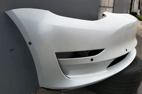 Бампер передній PEARL WHITE MULTI-COAT-PPSW в зборі з кронш. креп. парктроников, противотум. фар і підкрилки (з пошкодженим.) Tesla model 3 1084168-S3-E