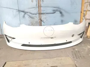 Передній бампер PEARL WHITE MULTI-COAT-PPSW в зборі з кронш. кріп. парктроніків, протитум. фар і підкрилок (з ушкодж.) Tesla model 3 1084168-S3-E