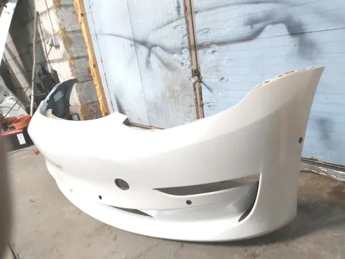 1 Передній бампер PEARL WHITE MULTI-COAT-PPSW в зборі з кронш. кріп. парктроніків, протитум. фар і підкрилок (з ушкодж.) Tesla model 3 1084168-S3-E