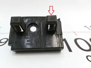 Кронштейн крила переднього правого Tesla model 3 1084172-00-F