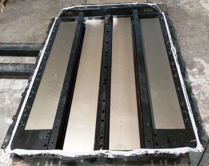 Корпус основної батареї Standard Range Plus Tesla model 3 1104424-00-W