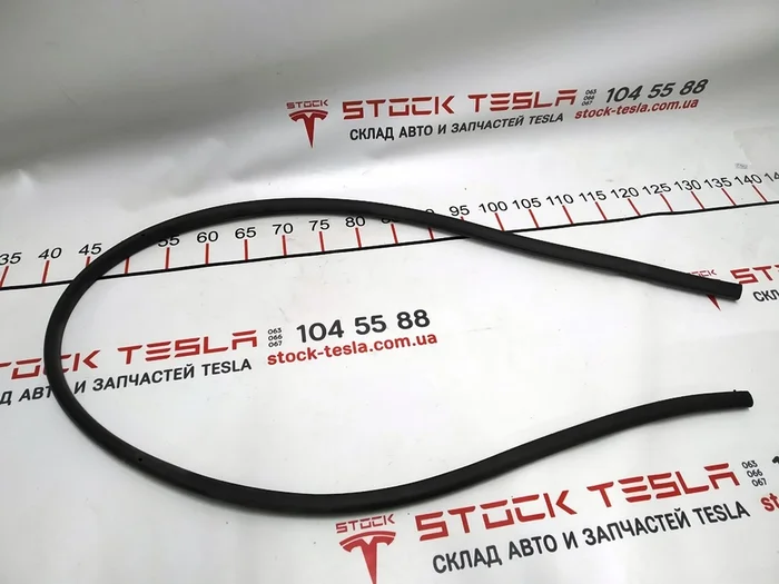 3 Uszczelka drzwi przednich prawych Tesla model 3 1090494-00-D