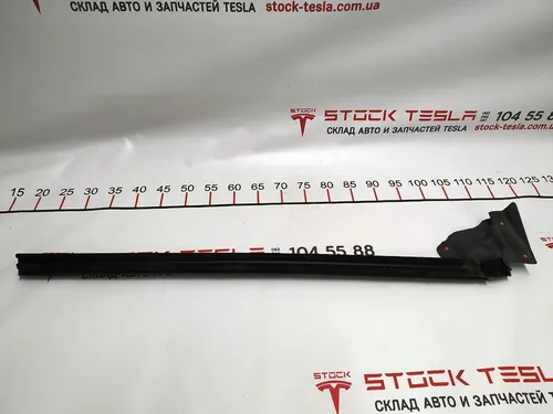 Ущільнювач скла внутрішній двері передньої правої Tesla model 3 1090496-00-E