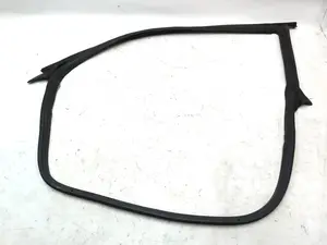 Ущільнювач дверного отвору переднього лівого Tesla model 3 1090499-00-K