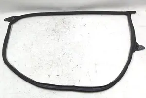 Ущільнювач дверей переднього правого з пошкодженням Tesla model 3 1090500-00-K