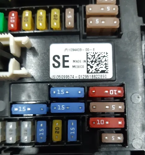 26 Tesla Model S Indvendig sikringsboks REST 1094409-00-E