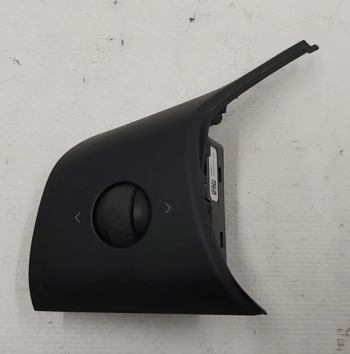 5 左换档按钮（位于方向盘上） Tesla Model 3，型号 Y 1583975-00-A