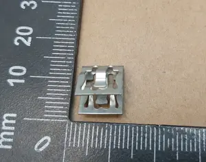 Кліпса кріплення панелі замка підкапотного боксу Tesla Model 3 1095858-00-D, 1555579-00-B