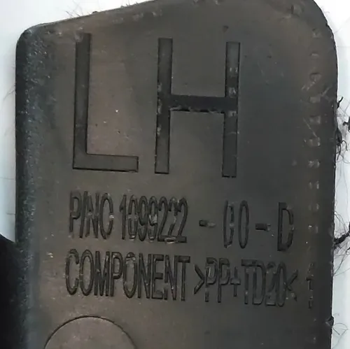 Levý zadní držák pro polici zavazadlového prostoru, horní Tesla model 3 1090452