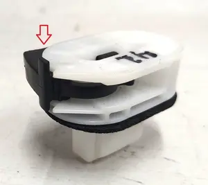 Кліпса кріплення заднього сидіння NIFCO 22431 з пошкодженням Tesla model 3 1099583-00-C