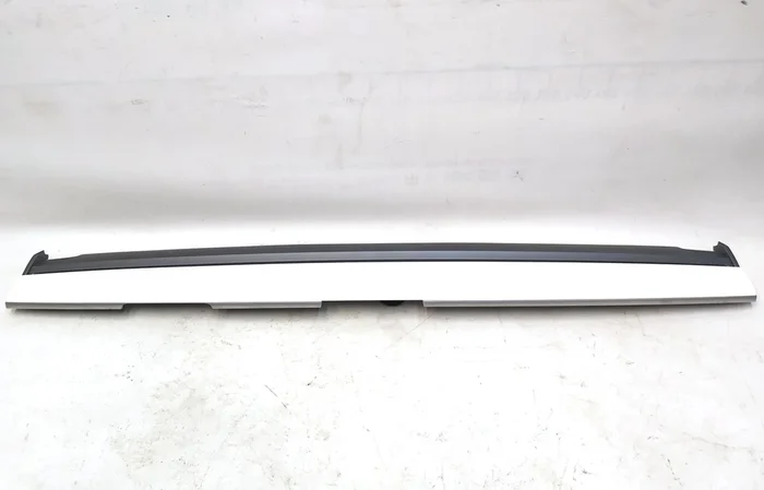 Декоративная накладка инструментальной панели WHITE с повреждением Tesla model 3 1100567-00-F