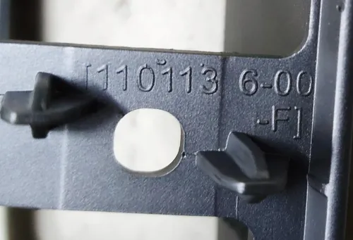 显示屏安装支架外壳损坏 Tesla Model 3、Model Y 1101136-00-F