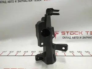 Кронштейн кріплення килимового покриття 1-го ряду сидінь правий Tesla model 3 1101145-00-G