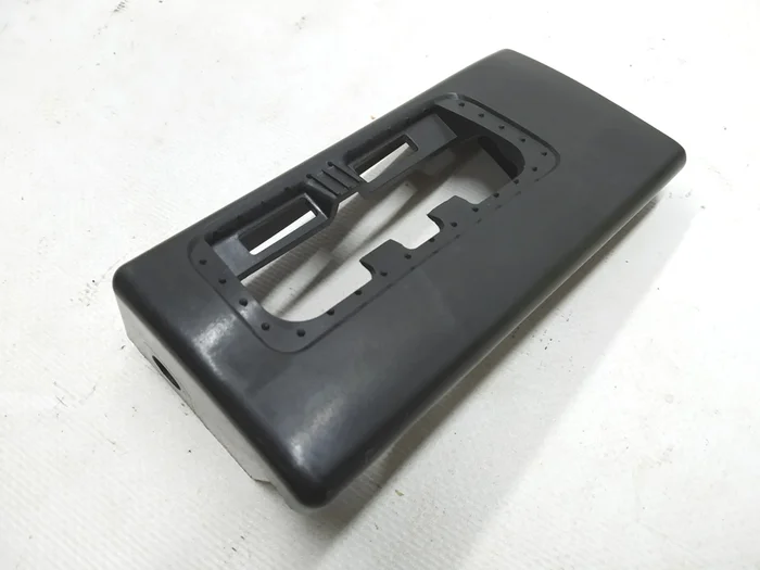 18 Držák na ozdobný bezpečnostní pás 2. řada sedadla Tesla model 3 1103759-00-D