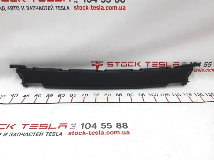 1 Horní rám dveří falcon vpravo součástí plastové Tesla model X 1105135-00-E