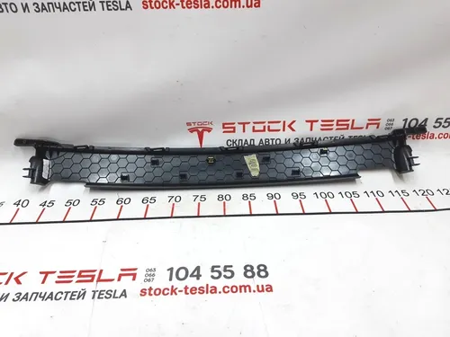 1 Horní rám dveří falcon vpravo součástí plastové Tesla model X 1105135-00-E