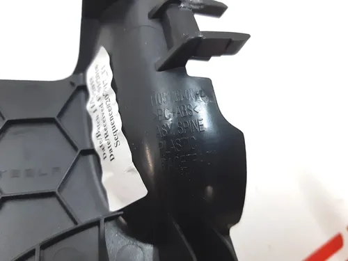 1 Horní rám dveří falcon vpravo součástí plastové Tesla model X 1105135-00-E