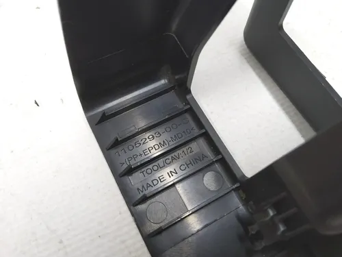 14 Накладка замка спинки сидіння 2-го ряду Tesla model 3 1460582-00-B