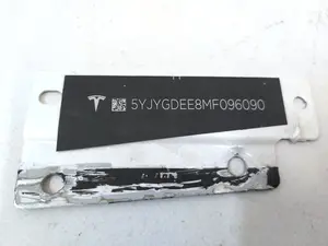 Табличка з VIN кодом під лобовим склом Tesla Model Y, Model Y Feb 2025 1107663-00-G