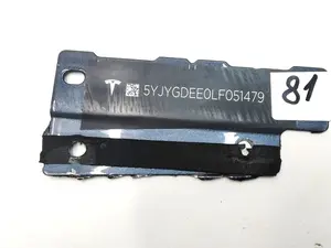 Табличка з VIN кодом під лобовим склом Tesla Model Y 1107663-00-G