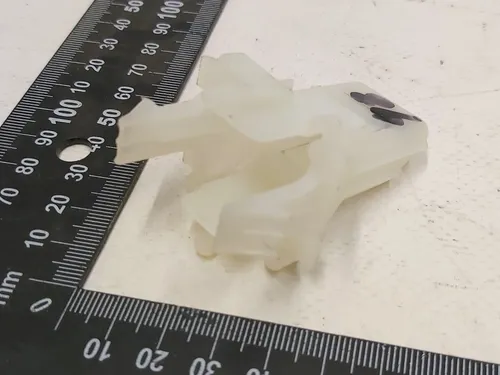 16 Защіпка спинки сидінь 2-го ряду Tesla Model 3, Model 3 Jan 2024 1111033-00-E