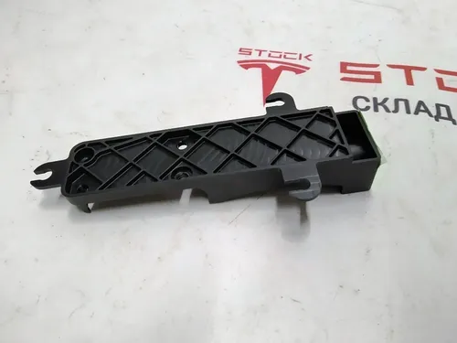 9 Кронштейн приводу замка передніх правих дверей Tesla model X 1115333-00-C