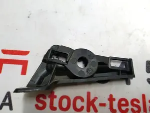 Staffa per pannello tergicristallo sinistro Tesla modello 3 1118933-00-B