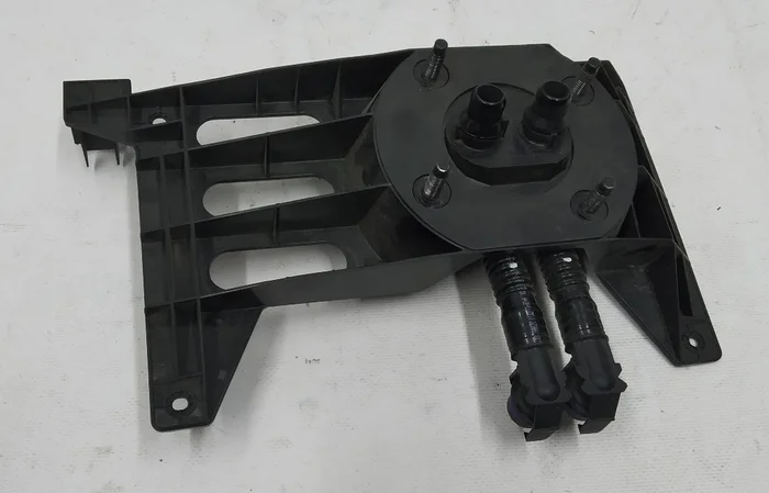 1 Кронштейн кріплення комп'ютера автомобіля у зборі з патрубками охолодження Tesla model 3 1098058-S0-M