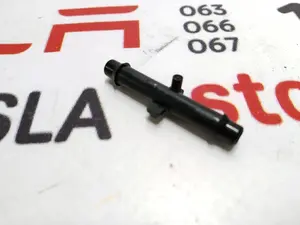 Перехідник шланга насоса бачка склоомивача Tesla Model X 1134460-00-A